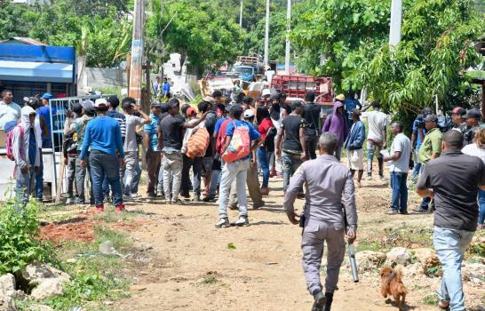 Denuncian utilizan presos para desalojo en Manoguayabo