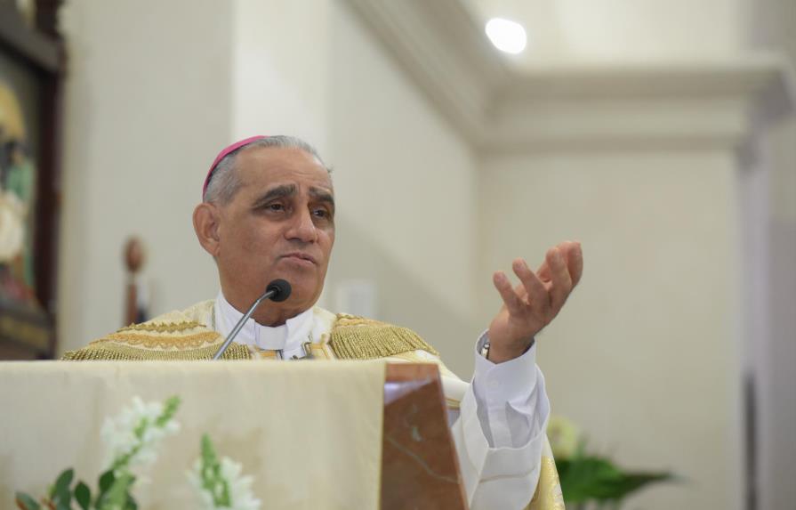 Arzobispo de Santiago pide enfrentar violencia y regular inmigración