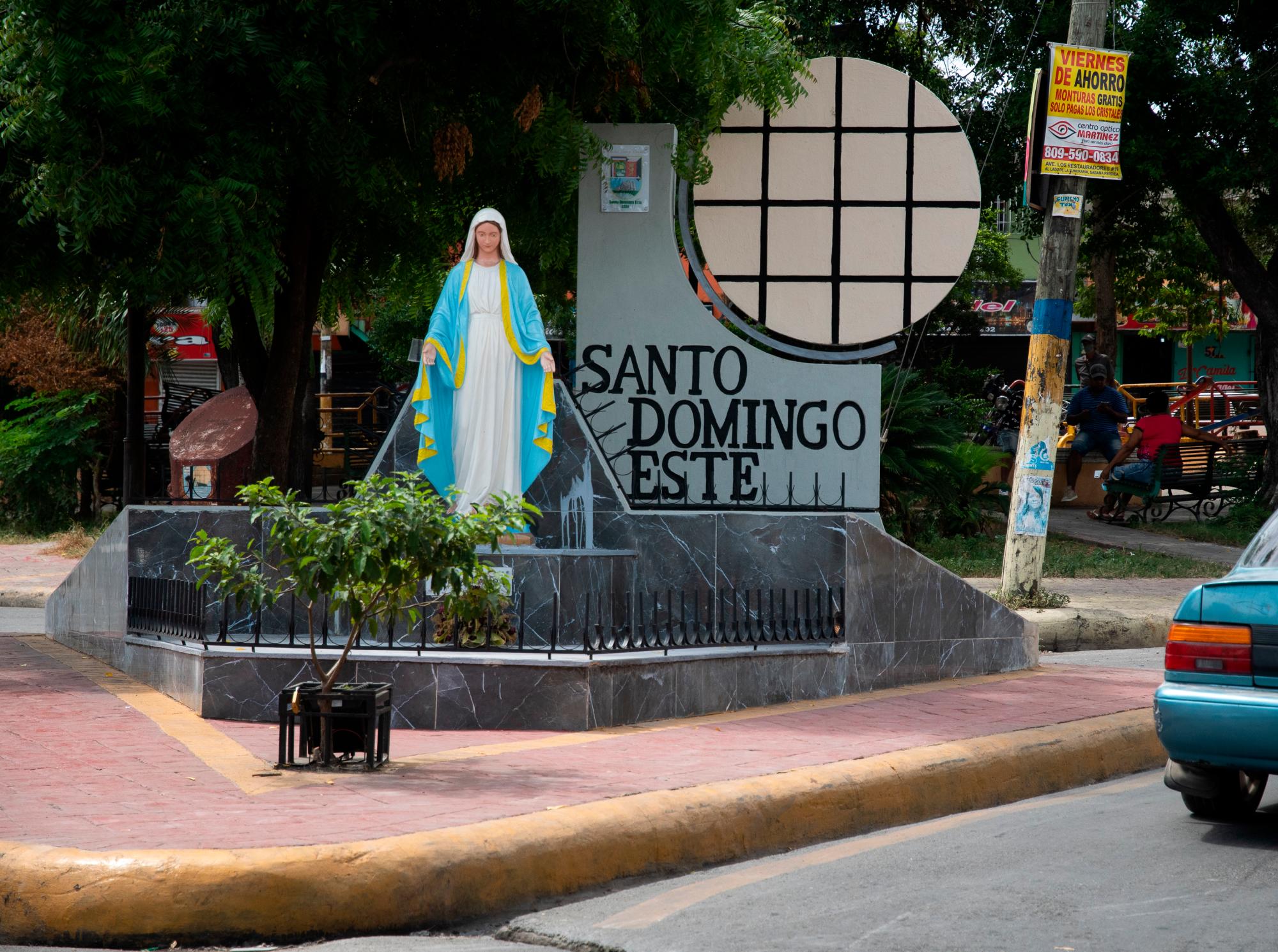 Monumento a la Virgen Milgarosa, avenida Fernández de Navarrete. 