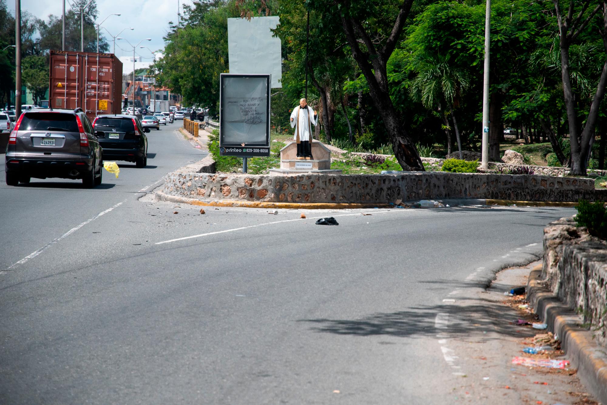 Monumento a San Vicente de Paúl, Las Américas esquina avenida San Vicente de Paúl.