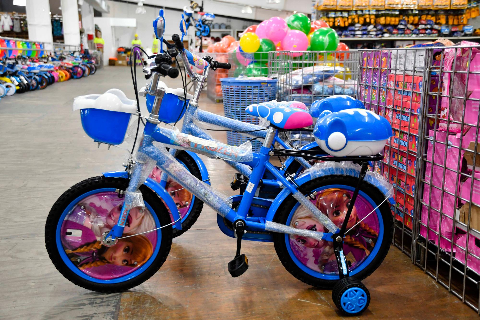 Atractivas bicicletas con accesorios llamativos.