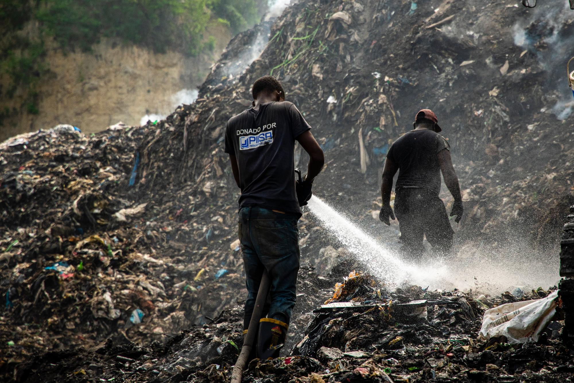 Bomberos en plena acción.