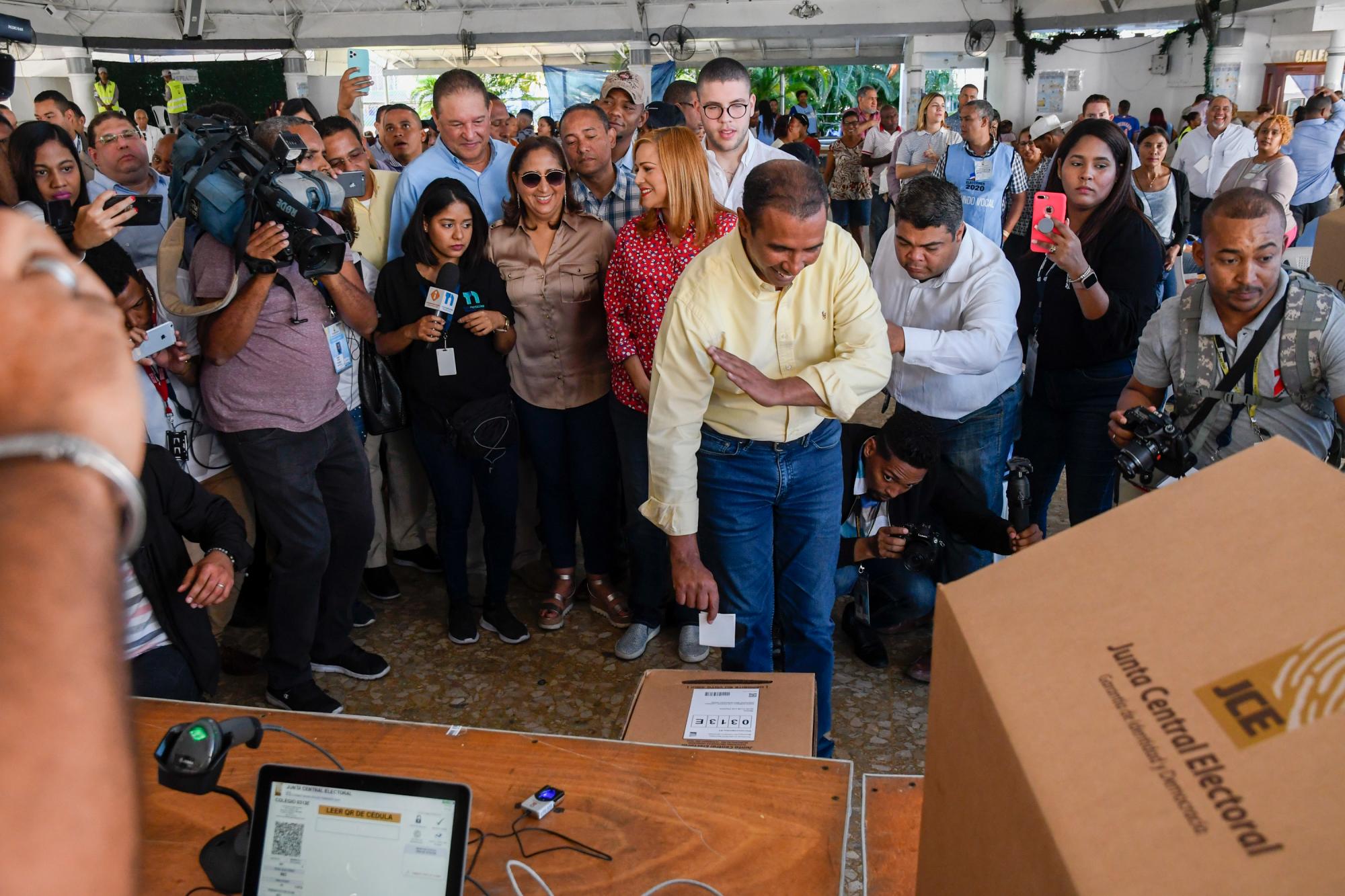 El candidato a alcalde del Distrito Nacional por el Partido de la Liberación Dominicana (PLD), Domingo Contreras, mientras depositaba su voto en la urna de uno de los colegios electorales en el Club Los Prados.