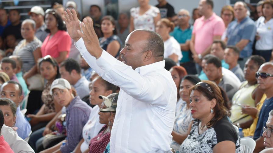 Hombre interrumpe acto del presidente Medina para pedirle que busque la reelección 