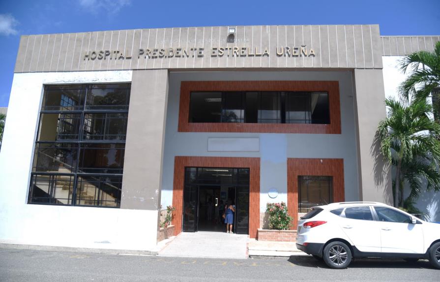 Anciano con COVID-19 muere al lanzarse de segundo piso de hospital en Santiago