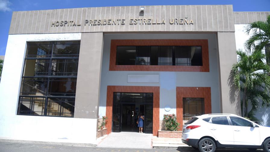 Anciano con COVID-19 muere al lanzarse de segundo piso de hospital en Santiago