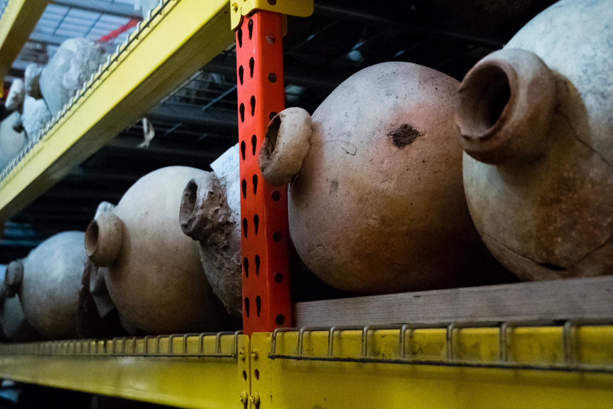 Tinajas que almacenaban vino, aceitunas y otros bienes.