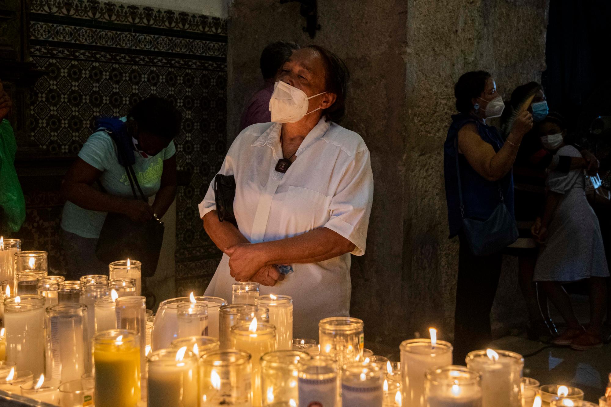 La gente llevó velones, como de costumbre para venerar a la virgen.