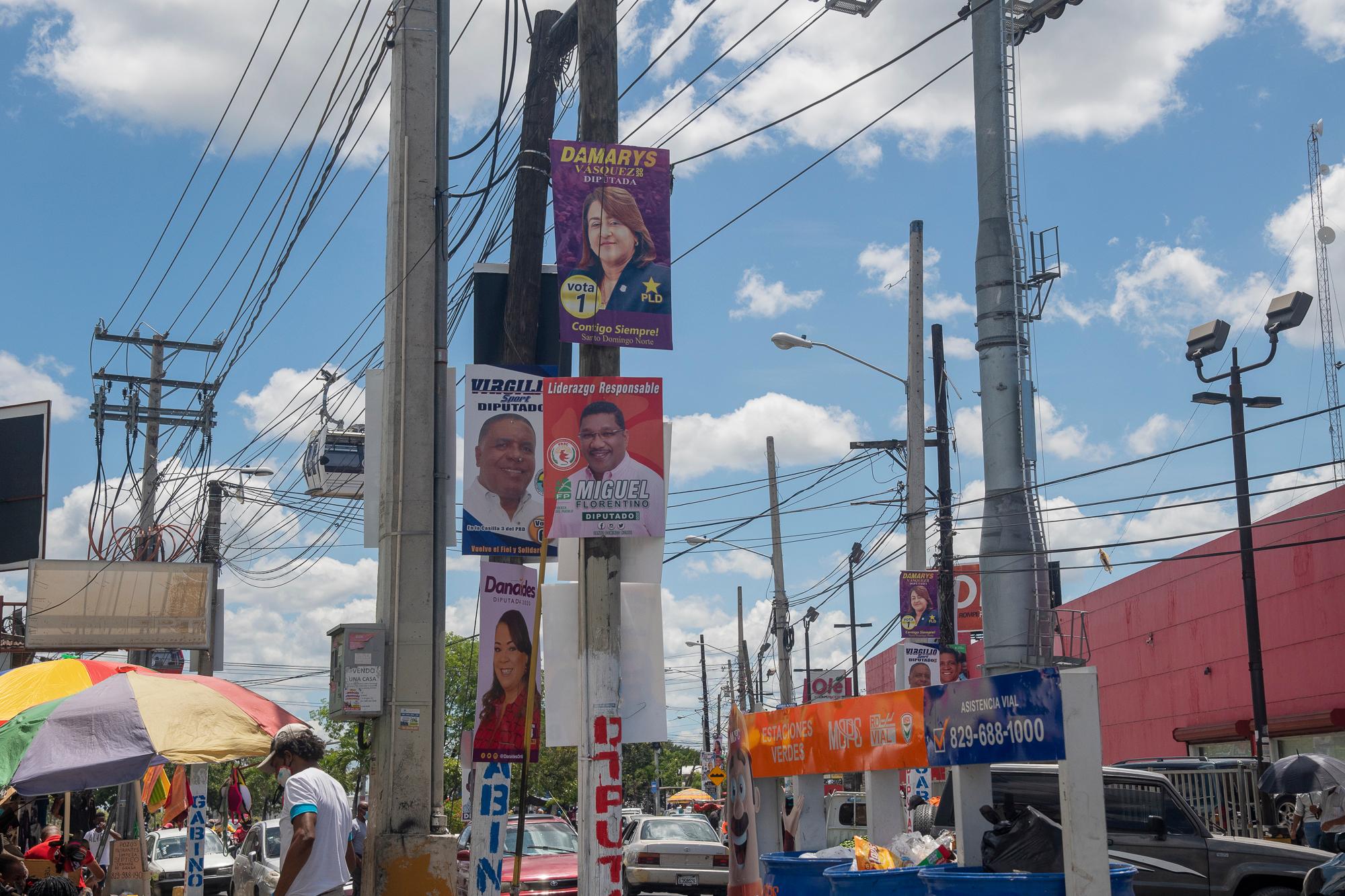 Ningún barrio escapa a la propaganda en sus calles. 