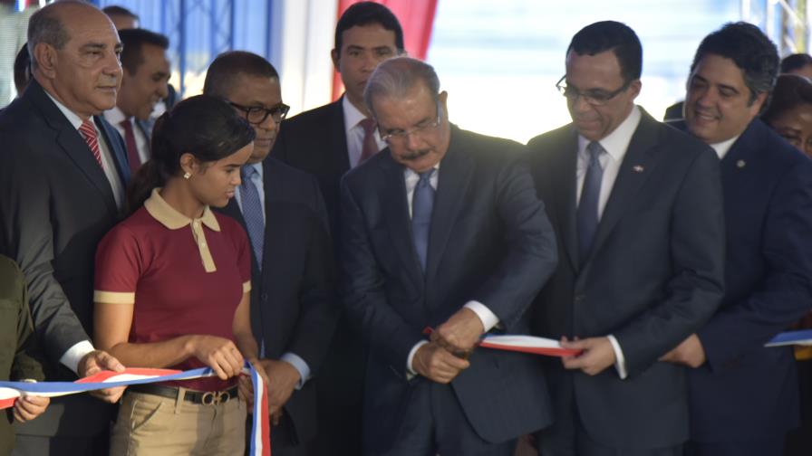 Presidente Danilo Medina entrega tres planteles educativos en Espaillat Presidente Danilo Medina entrega tres planteles educativos en Espaillat