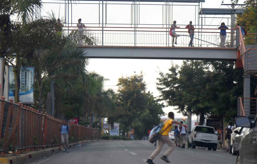 Estudiantes de la escuela Anacaona de Santiago no usan puente peatonal pese a riesgo