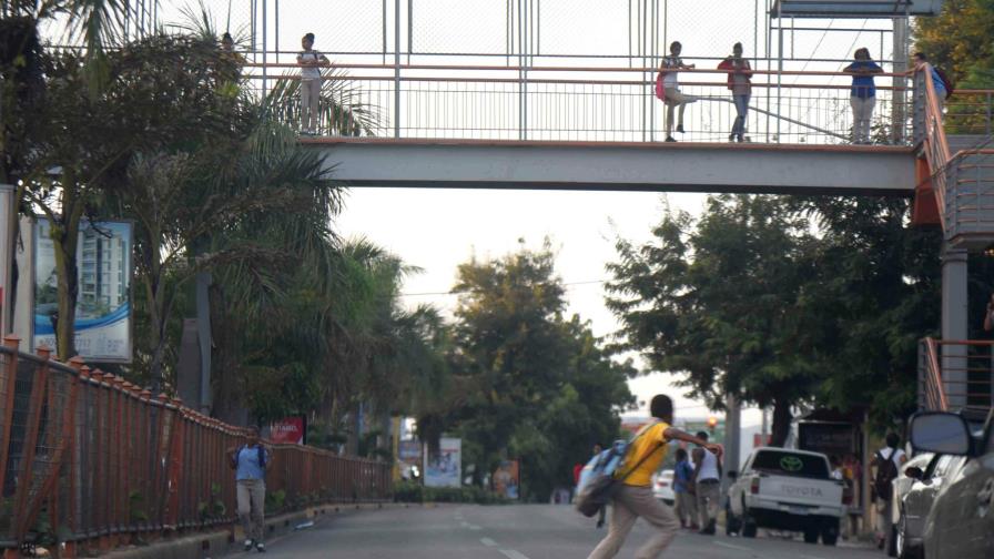 Estudiantes de la escuela Anacaona de Santiago no usan puente peatonal pese a riesgo