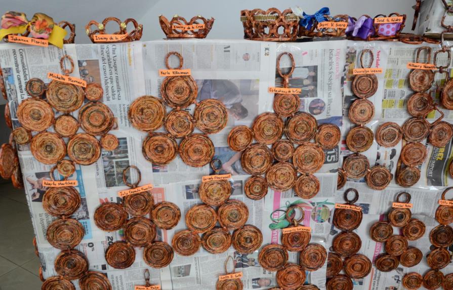 Estudiantes de liceo convierten en arte materiales reciclados