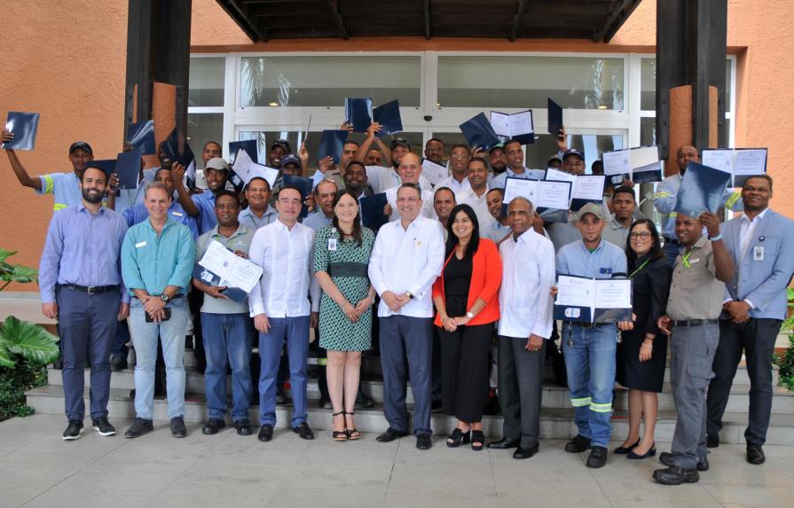 Entregan 43 licencias a técnicos electricistas del Grupo Puntacana