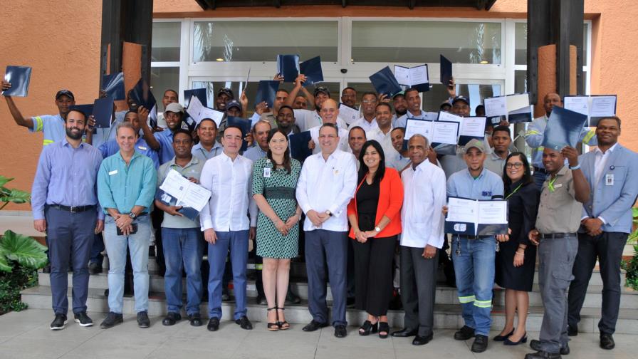 Entregan 43 licencias a técnicos electricistas del Grupo Puntacana