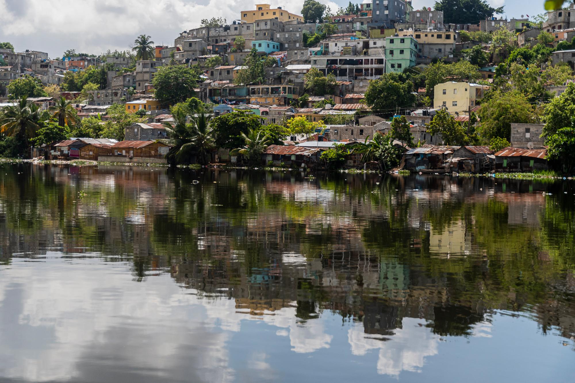 Las personas que residen a orillas de ríos están entre las más vulnerables ante fenómenos atmosféricos. 