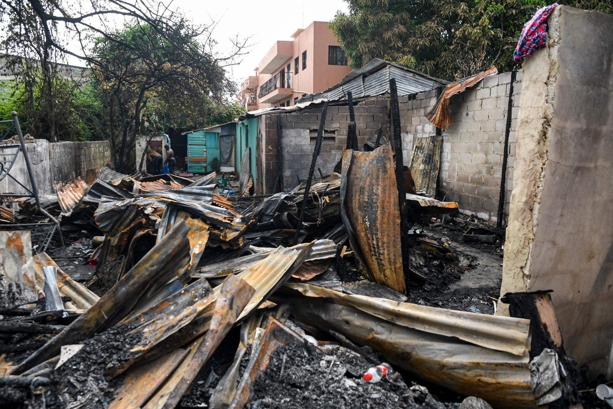 En el lugar solo quedan hojalatas dejadas por el incendio.