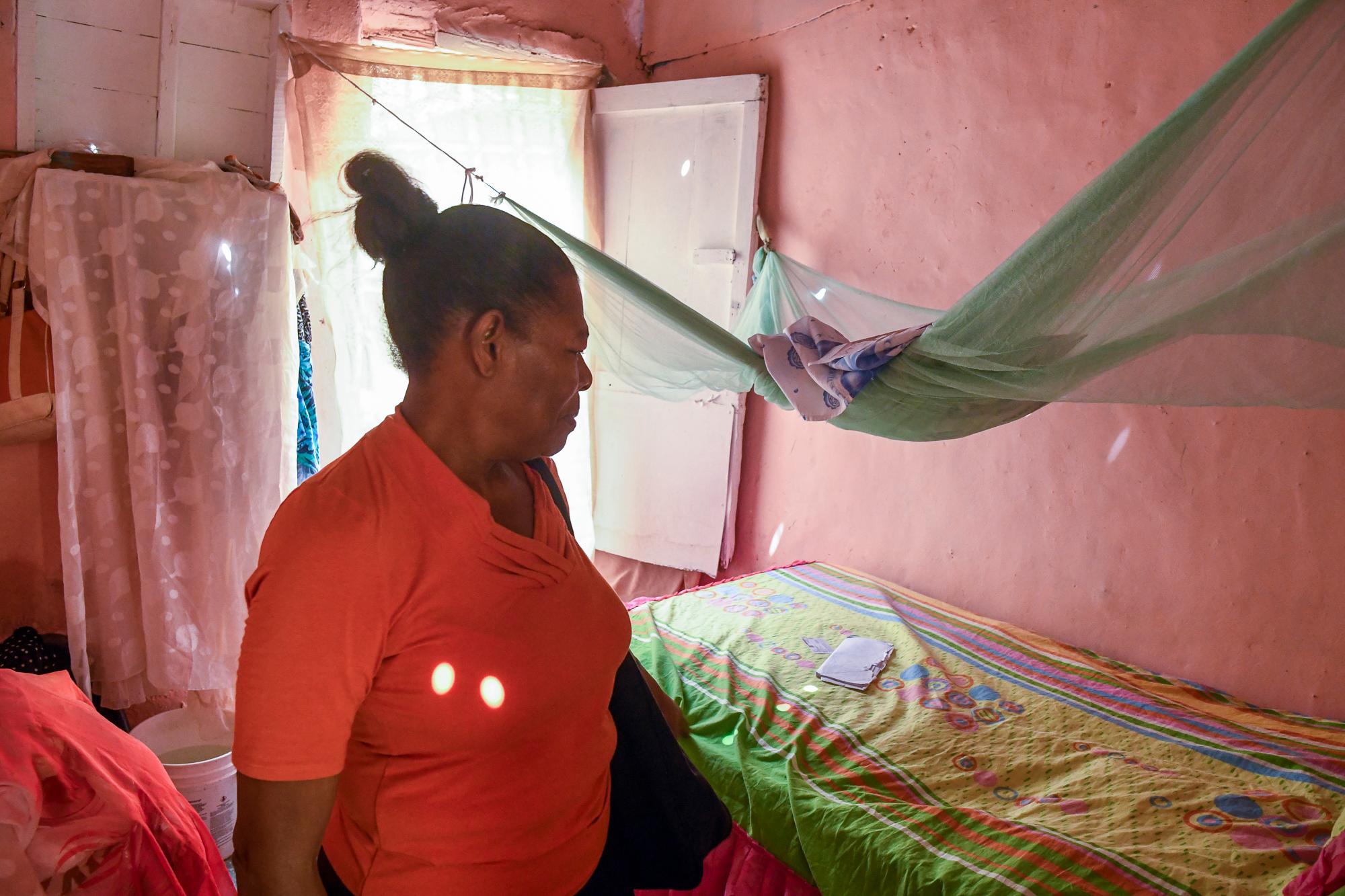 En esta estrecha cama duerme doña Negra con una nieta.