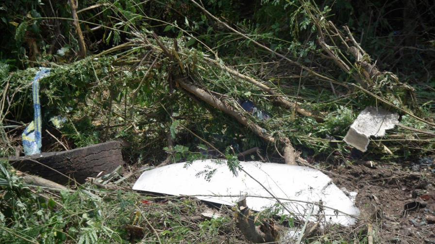 Al menos siete personas heridas al volcarse autobús en autopista Duarte