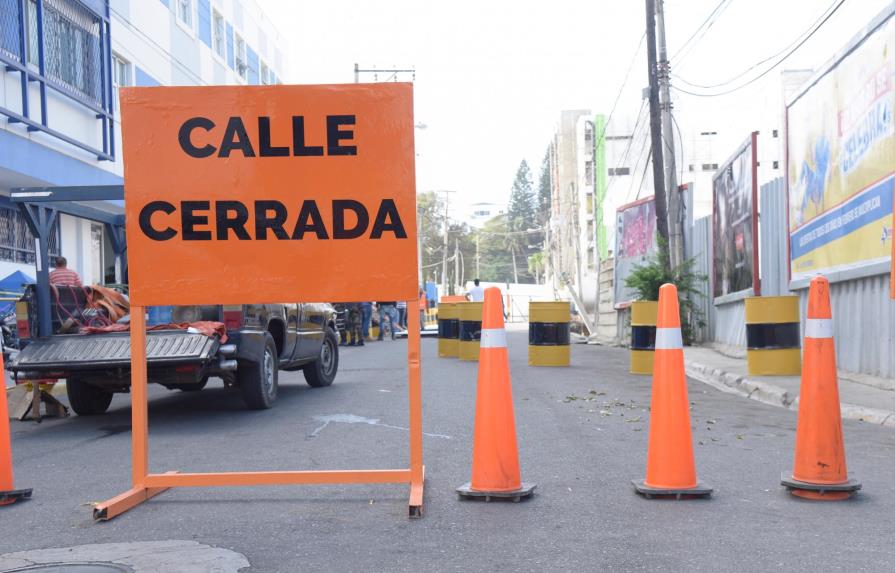 Se inicia reparación de calle colapsada en Santiago