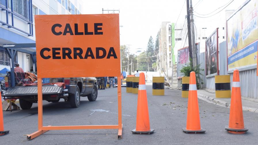 Se inicia reparación de calle colapsada en Santiago