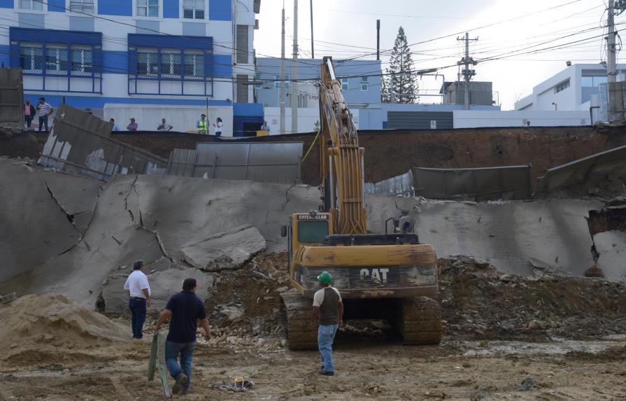 Colapso de calle en Santiago fue por excavación encima de una cañada para construir edificio 