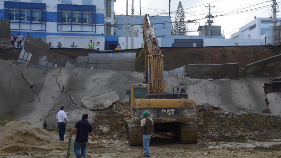 Colapso de calle en Santiago fue por excavación encima de una cañada para construir edificio Colapso de calle en Santiago fue por excavación encima de una cañada para construir edificio