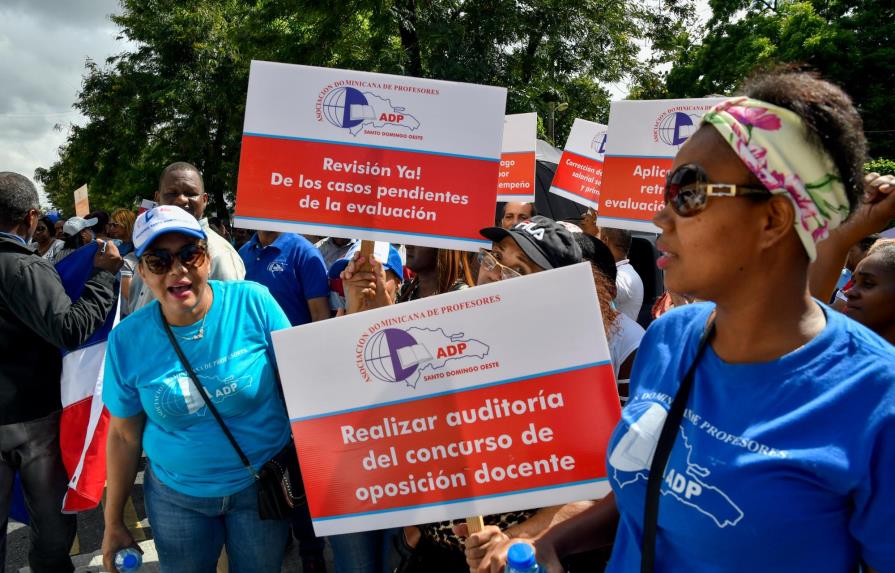 Profesores protestan en el Distrito y Santo Domingo Este