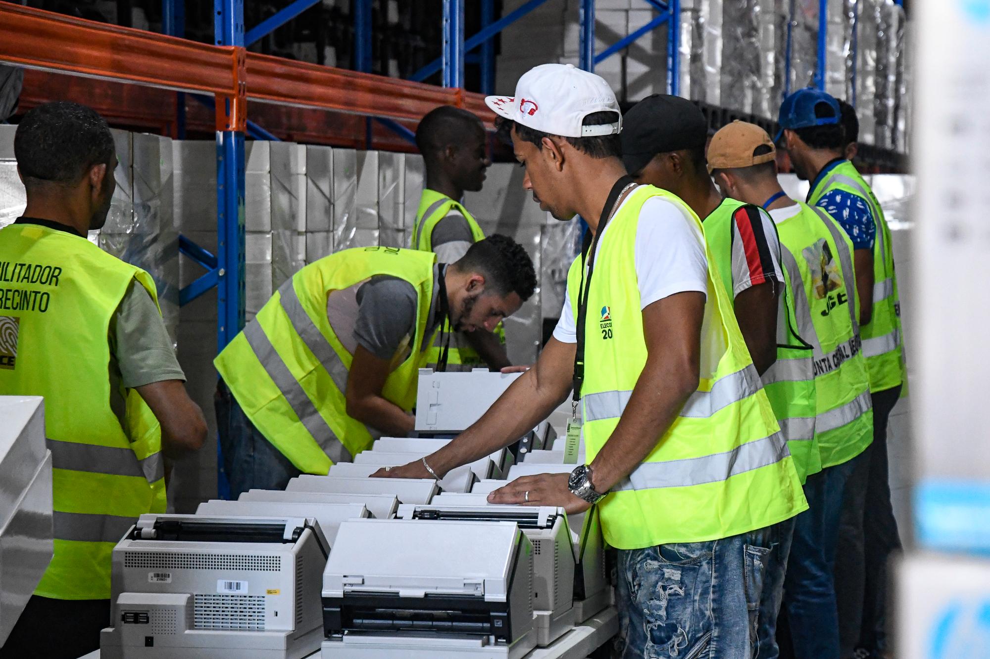 Personal de la JCE revisa parte de los escáneres.