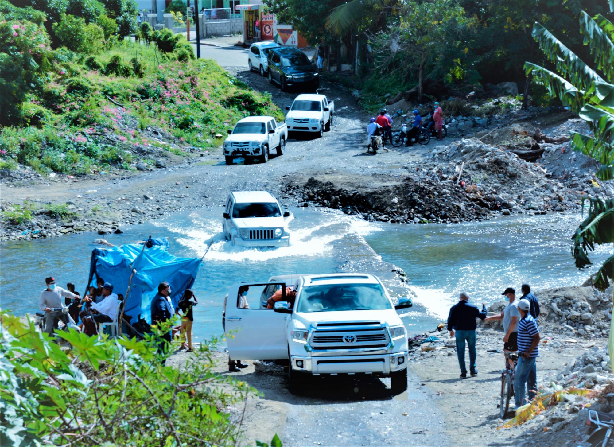 Vehículos cruzando por un arroyo.