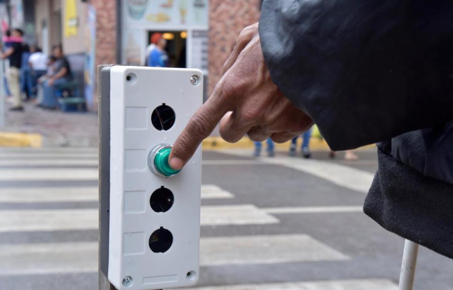 En Santiago implementan cruce automatizado especial para personas ciegas