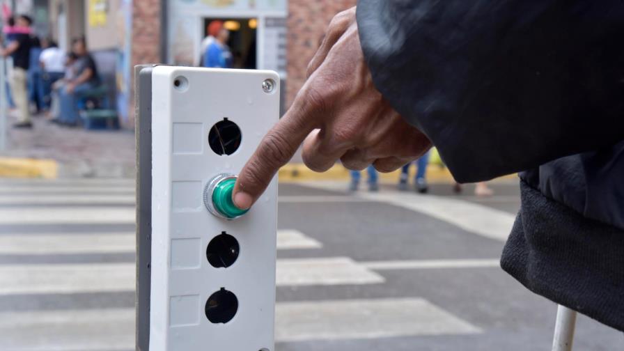 En Santiago implementan cruce automatizado especial para personas ciegas