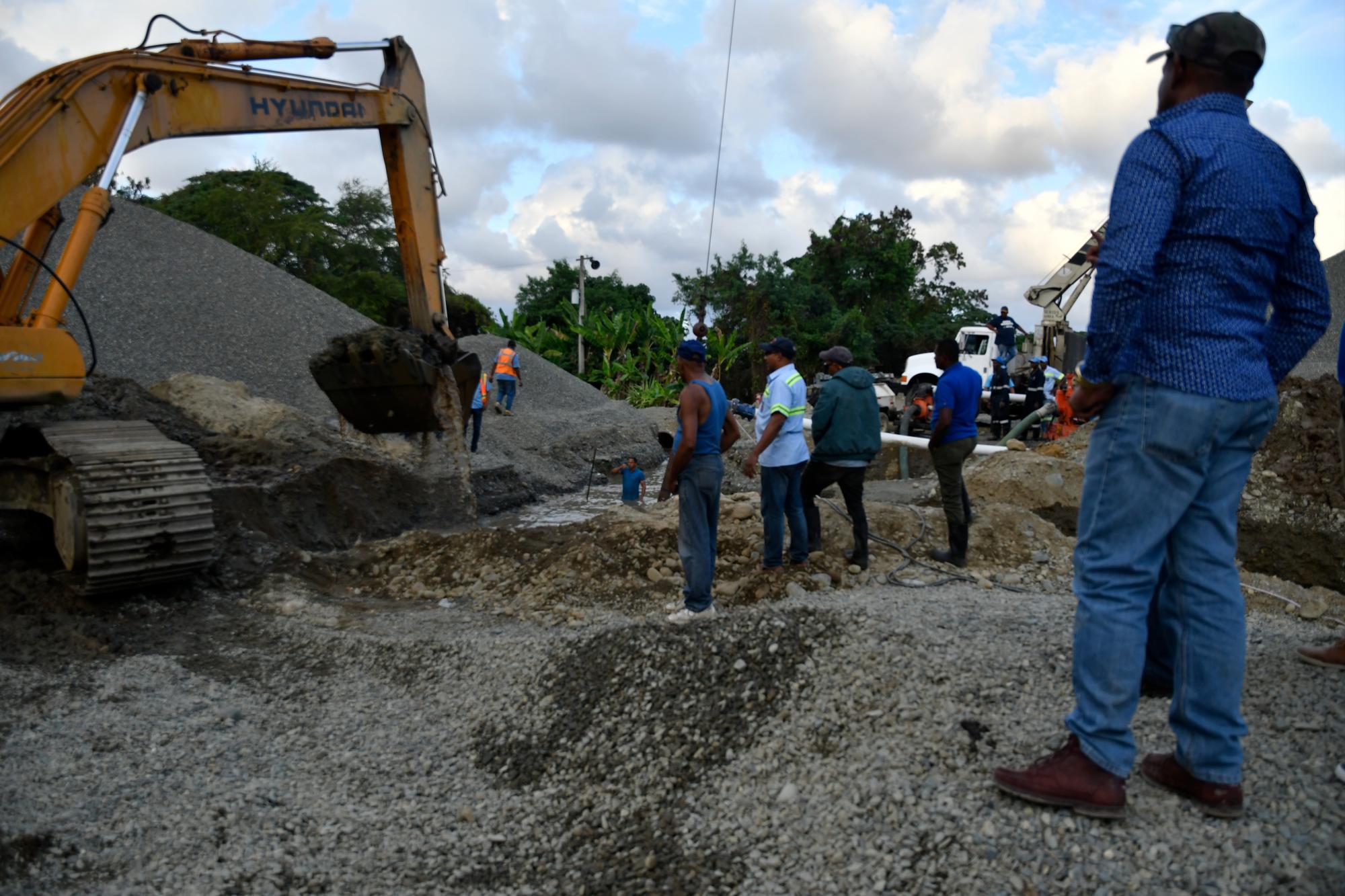 La CAASD en el sector Batey Bienvenido de Manoguayabo, lugar de la avería. 