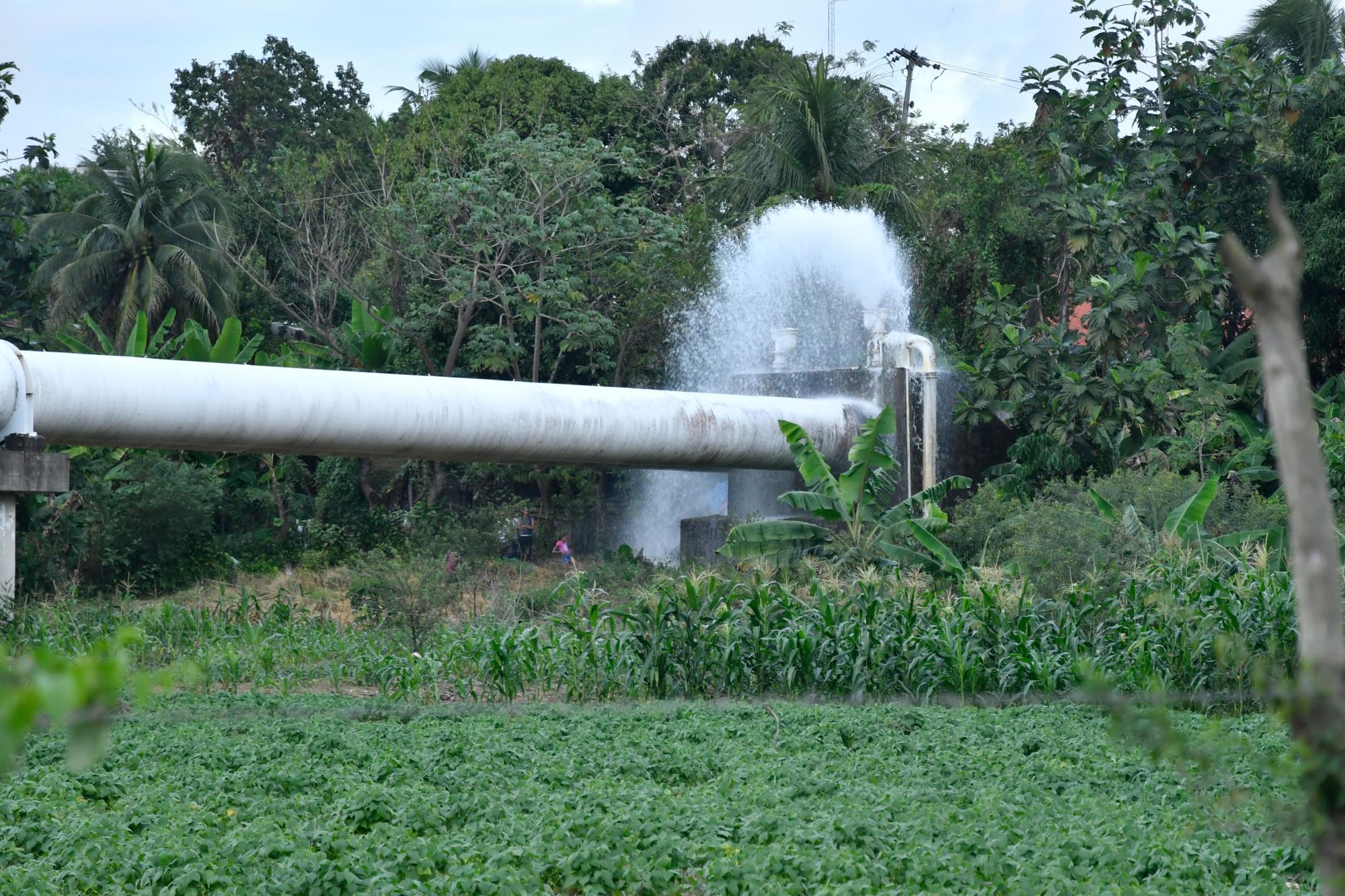 Escape de agua en el sector Batey Bienvenido de Manoguayabo.