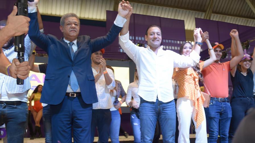Abel Martínez da su apoyo a Leonel Fernández durante acto masivo en Santiago Abel Martínez da su apoyo a Leonel Fernández durante acto masivo en Santiago