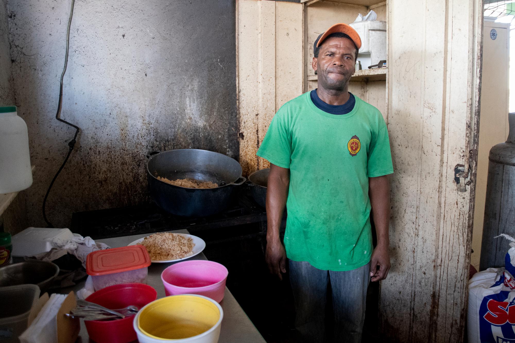 La cocina de los bomberos que trabajan turnos de 24 horas. 
