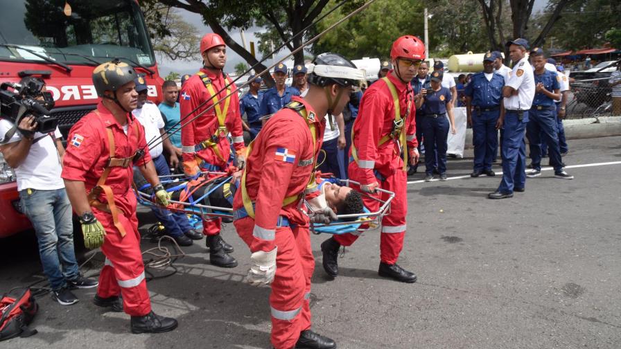Bomberos de Santiago realizan simulacro de terremoto para conmemorar su día