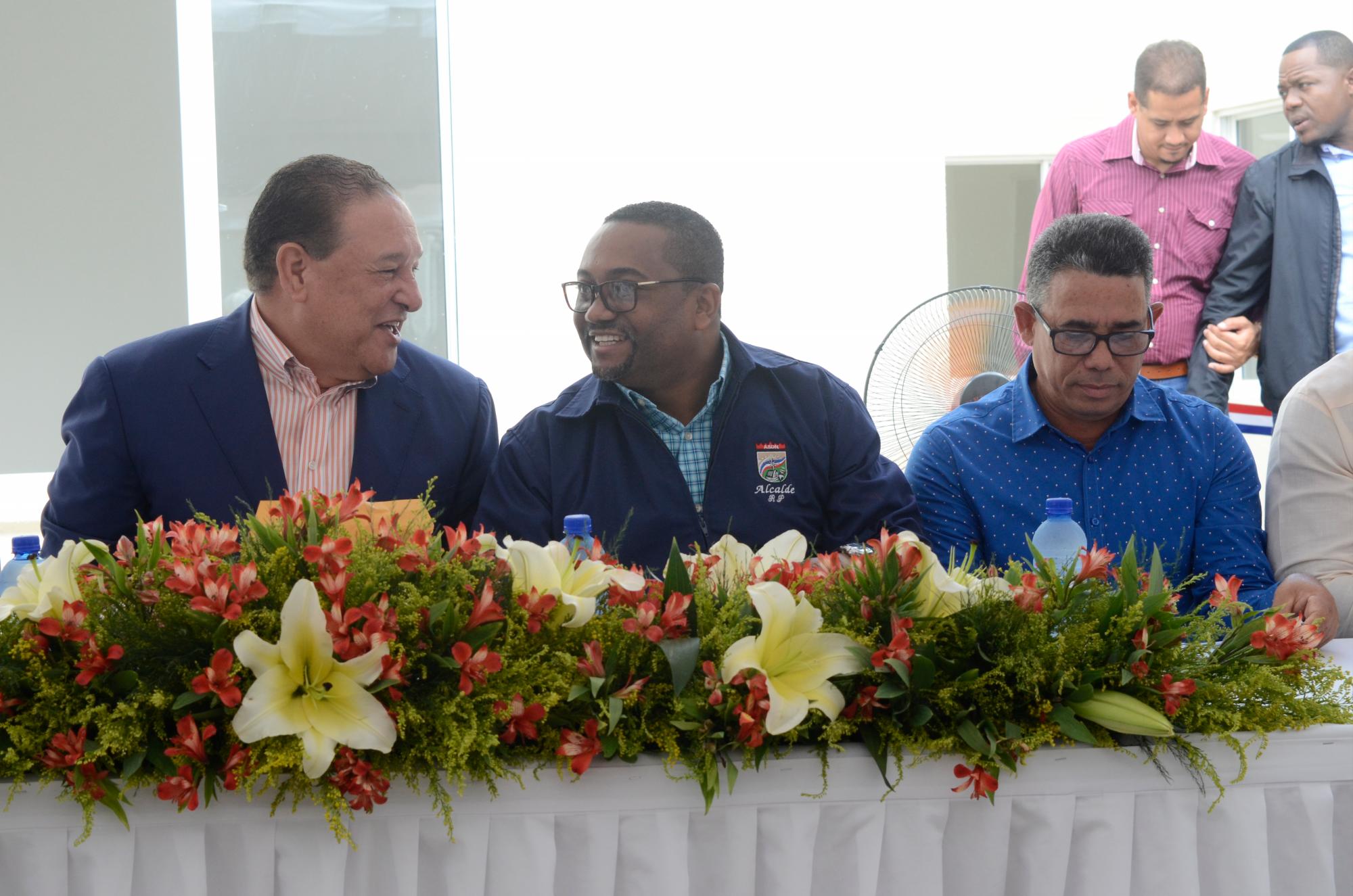 Montás y Polanco intercambian expresiones durante la inauguración (Francisco Arias)