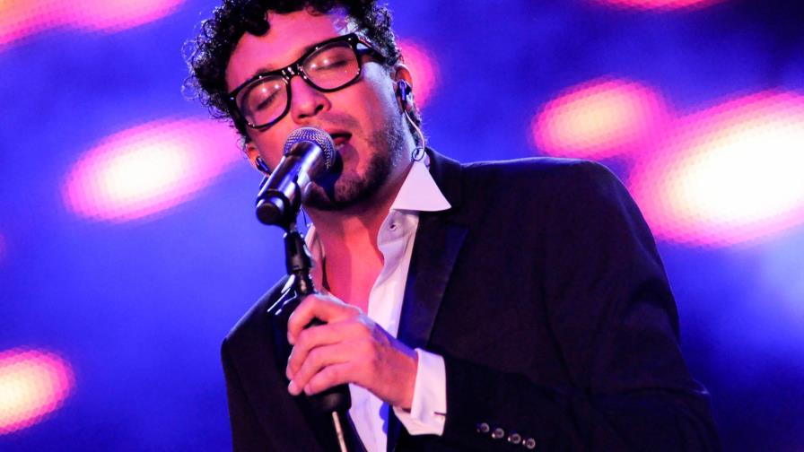 Andrés    le canta al amor en el TN