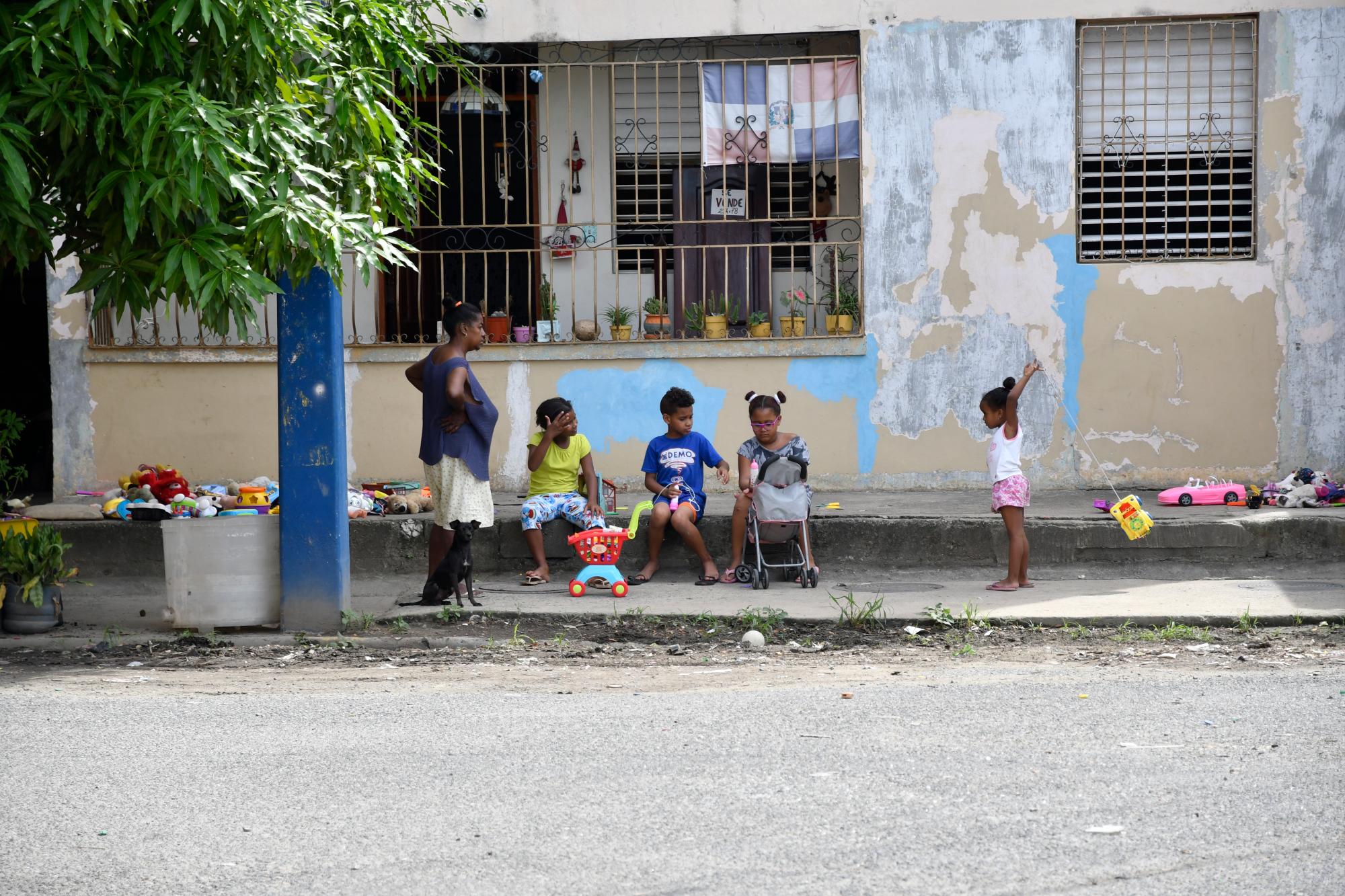 Niños en una calle del sector El Caliche de Villa Duarte,  en Santo Domingo Este.