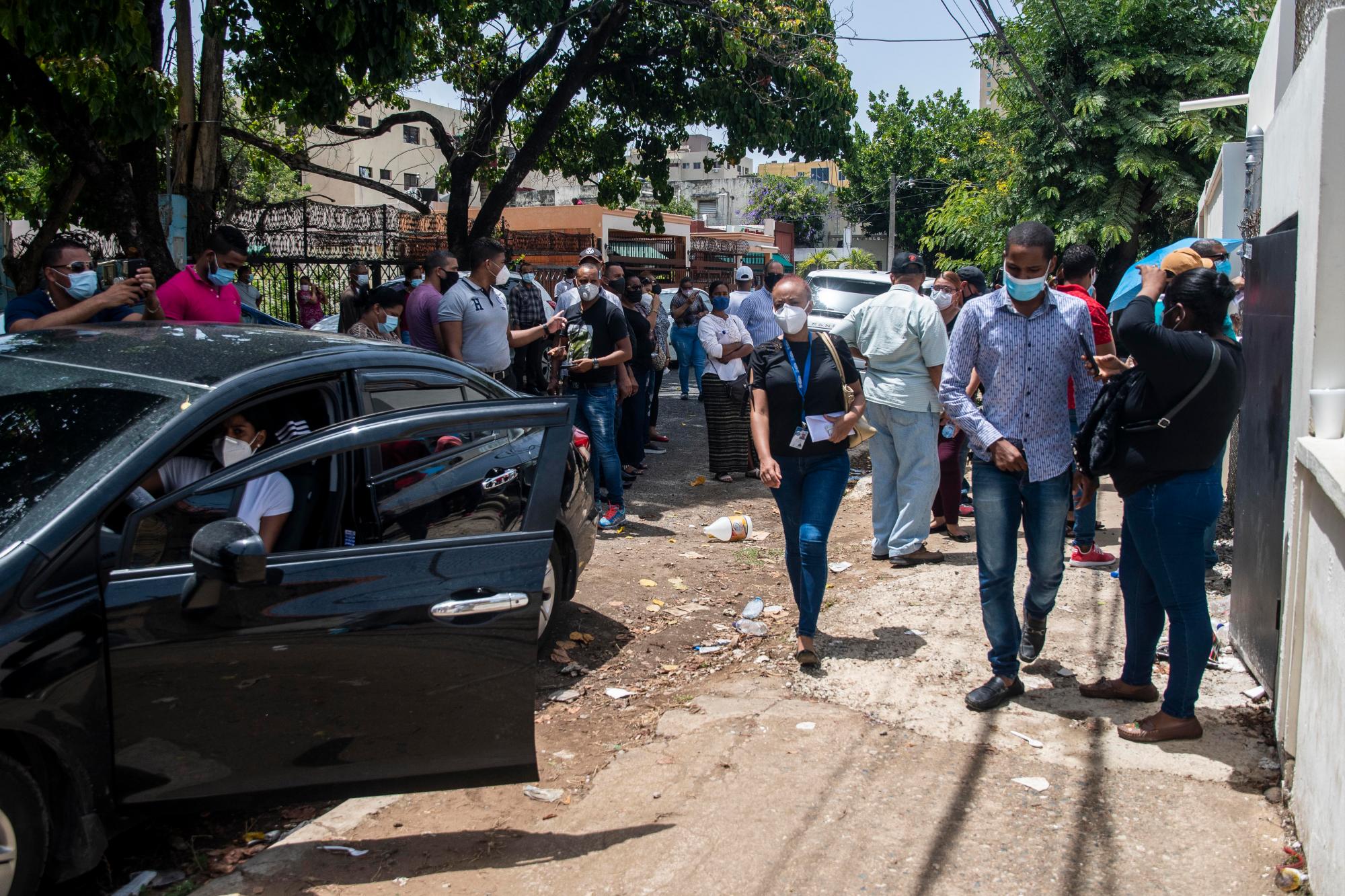 Las personas se aglomeran cada vez que sale alguien del laboratorio, esperando que sus resultados estén entre el listado. 
