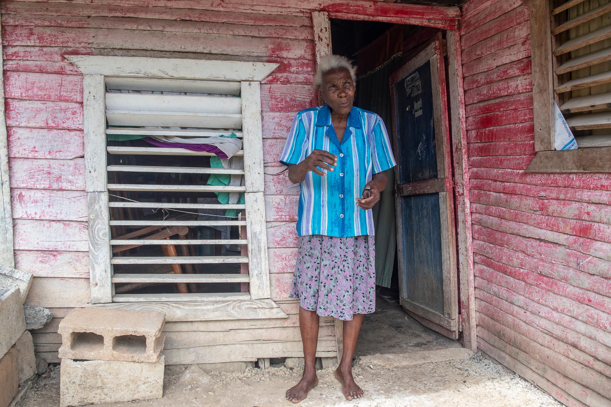 Doña Ernestina, espera por el pago de su propiedad.