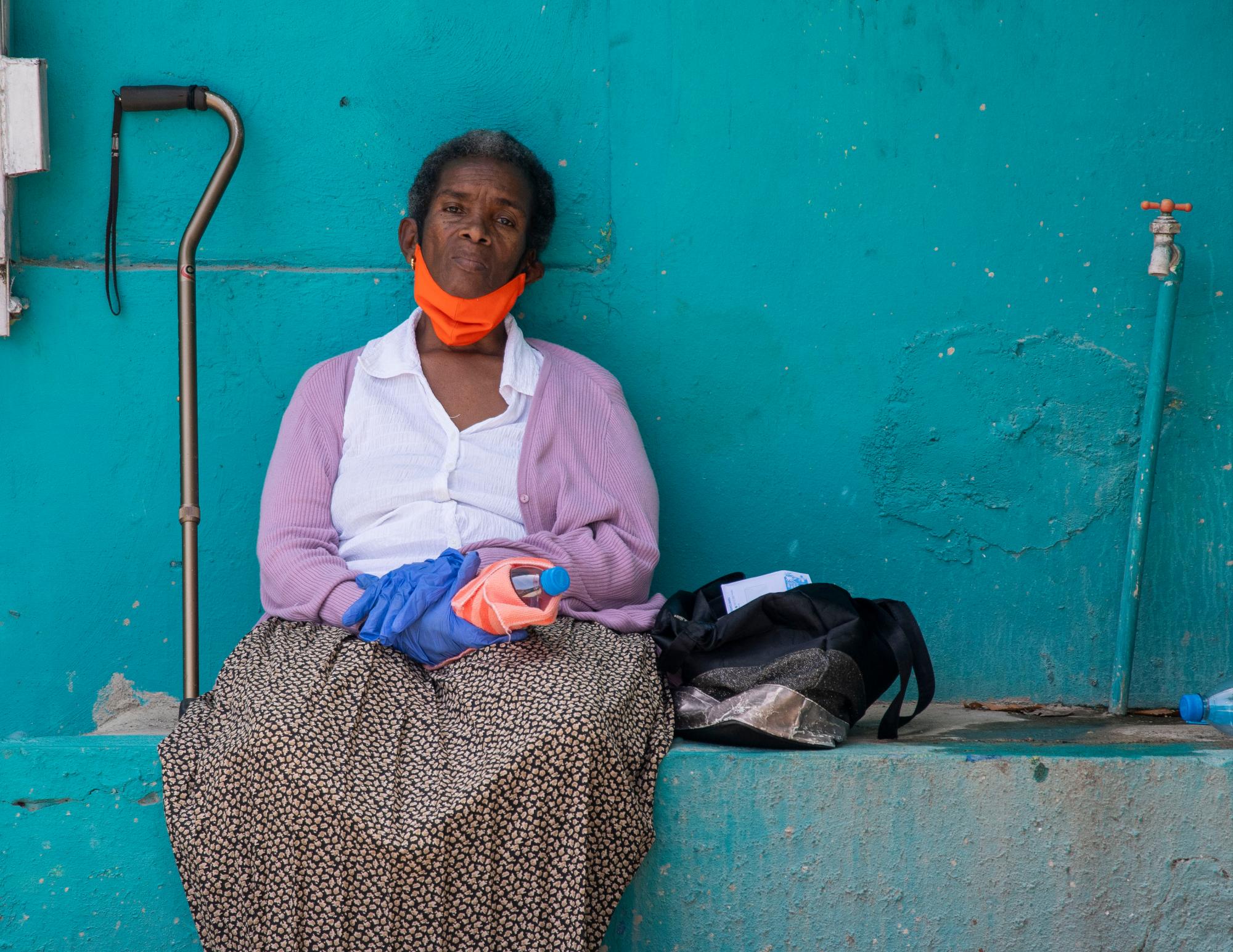 Señora espera mientras su hijo le solicita la prueba.