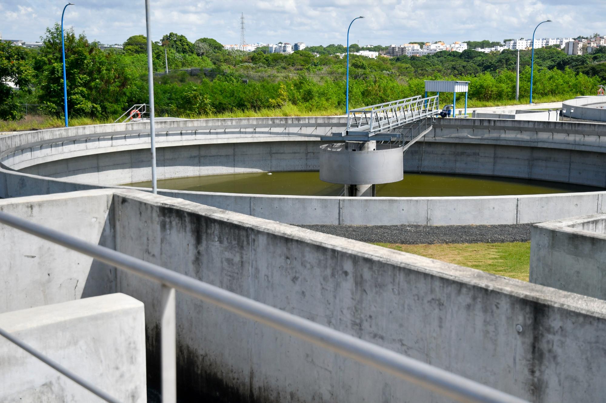 El funcionamiento de la planta permite tratar las aguas .