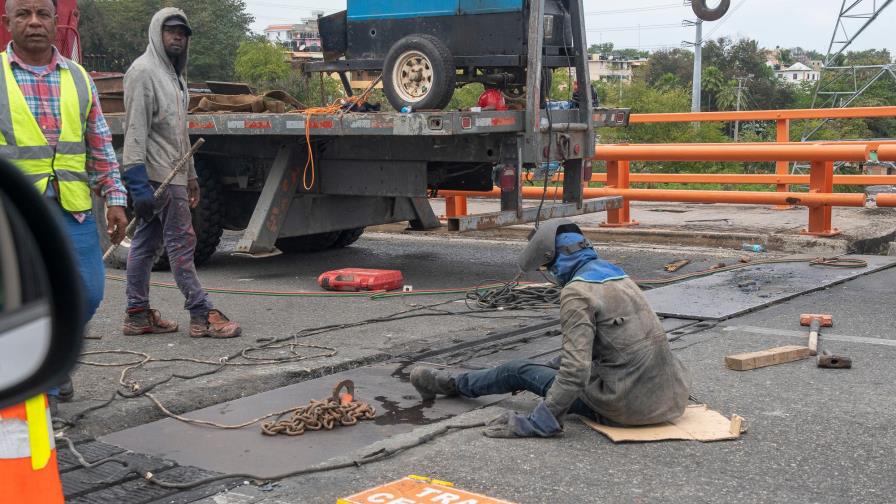 Planchuelas vuelven a despegarse en el puente Juan Bosch 