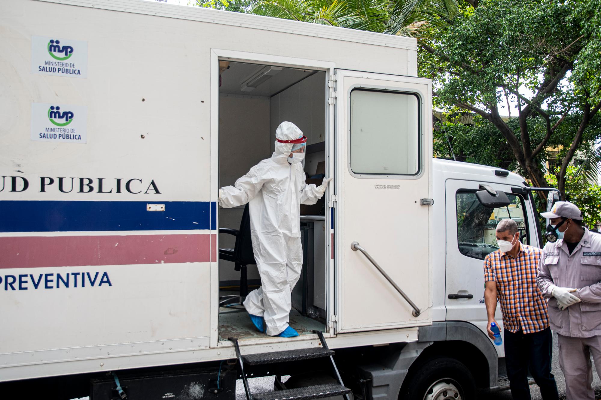 El Ministerio de Salud habilito un camión para la realización de las PCR.