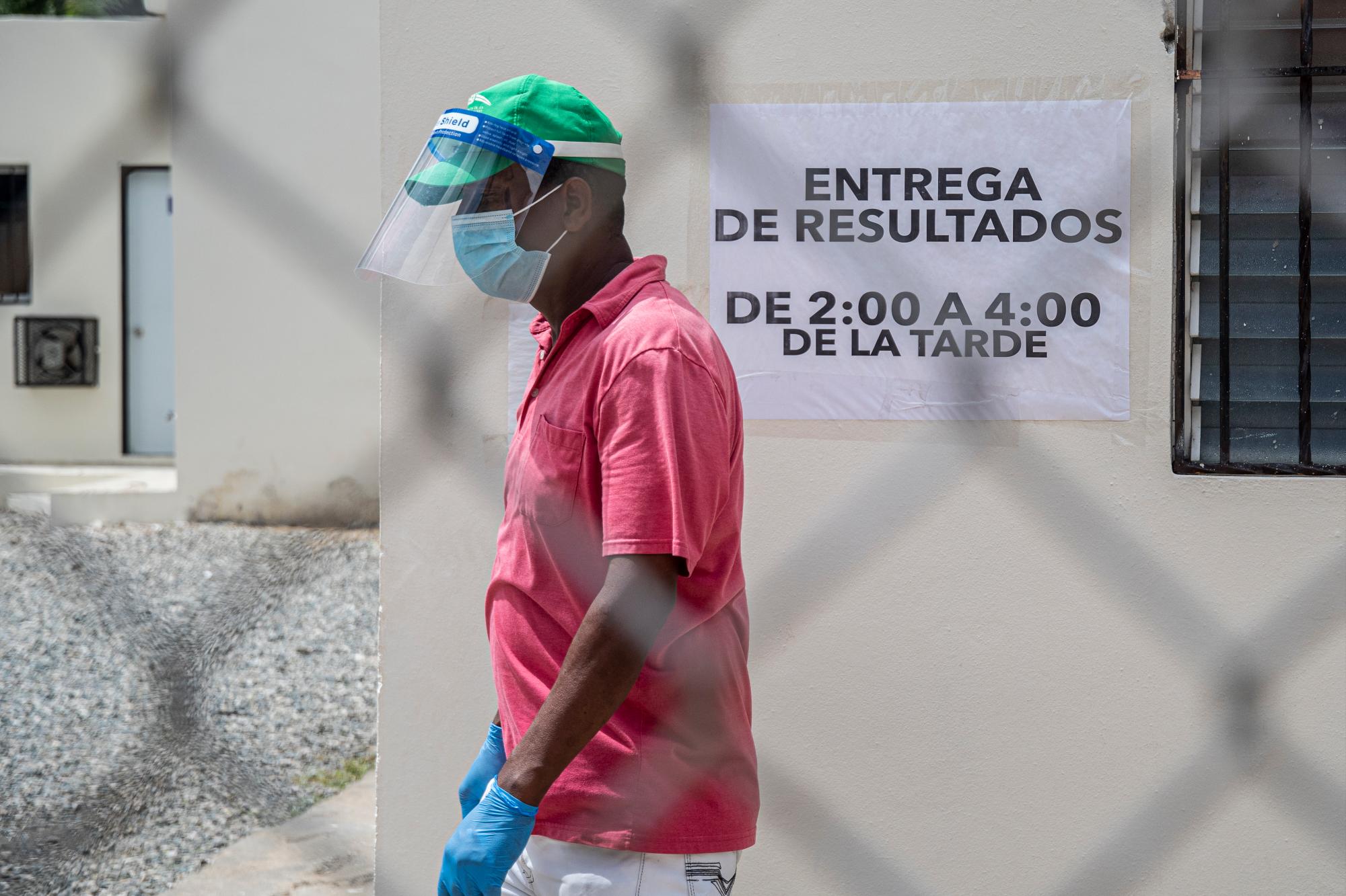 Santo Domingo, República Dominicana:  Un hombre, no identificado, casi totalmente protegido, espera por los resultados de las pruebas de Covid-19, en el Laboratorio Nacional de Enfermedades Respiratorias, en la ciudad Universitaria del Distrito Nacional