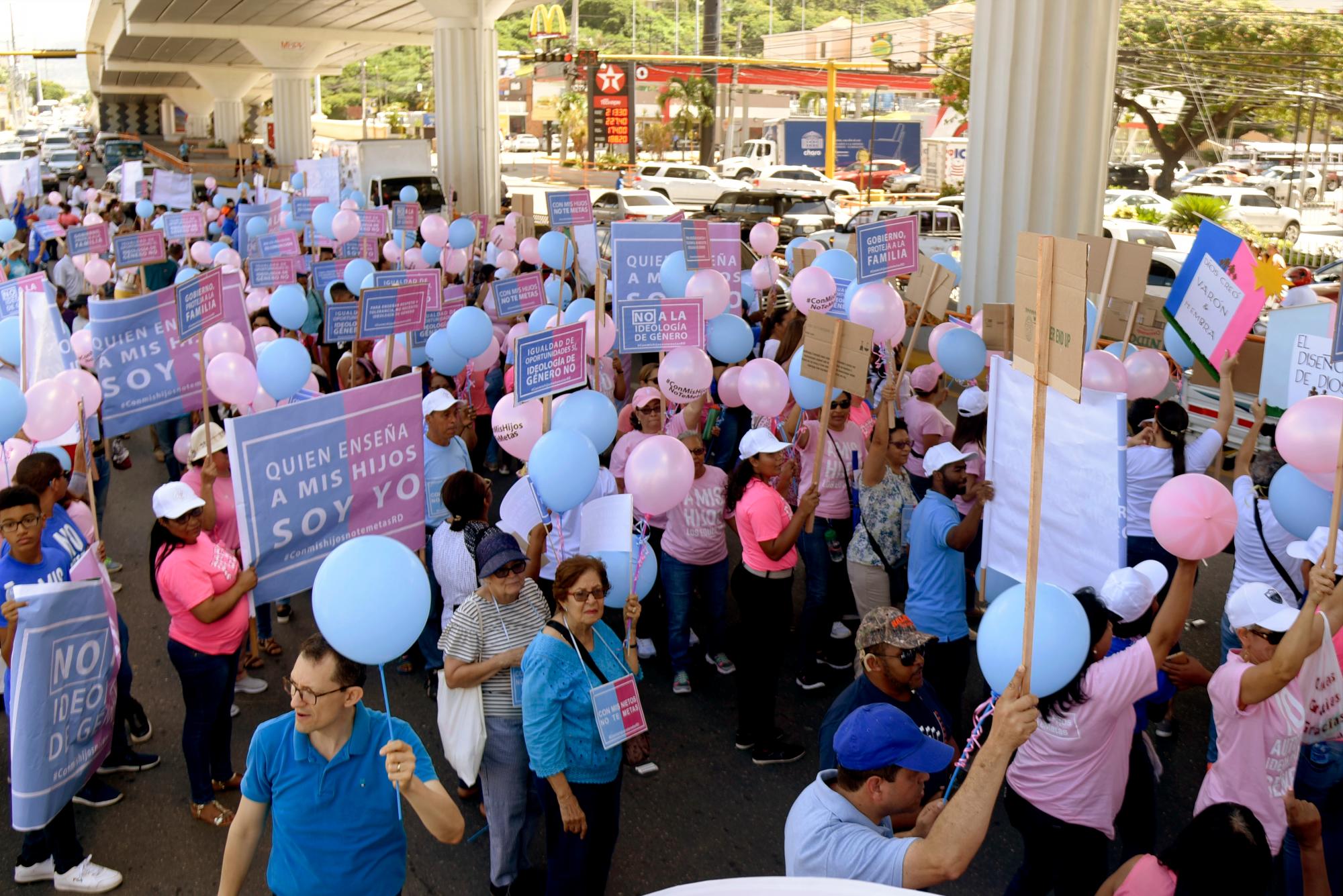 Marcha rechazando la resolución sobre ideología de género al frente del Ministerio de Educación en Santiago el jueves 04 de julio 2019.