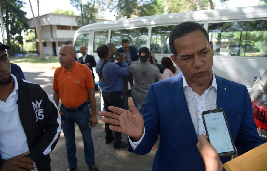 Gobierno entrega cinco autobuses a entidades estudiantiles de Santiago 