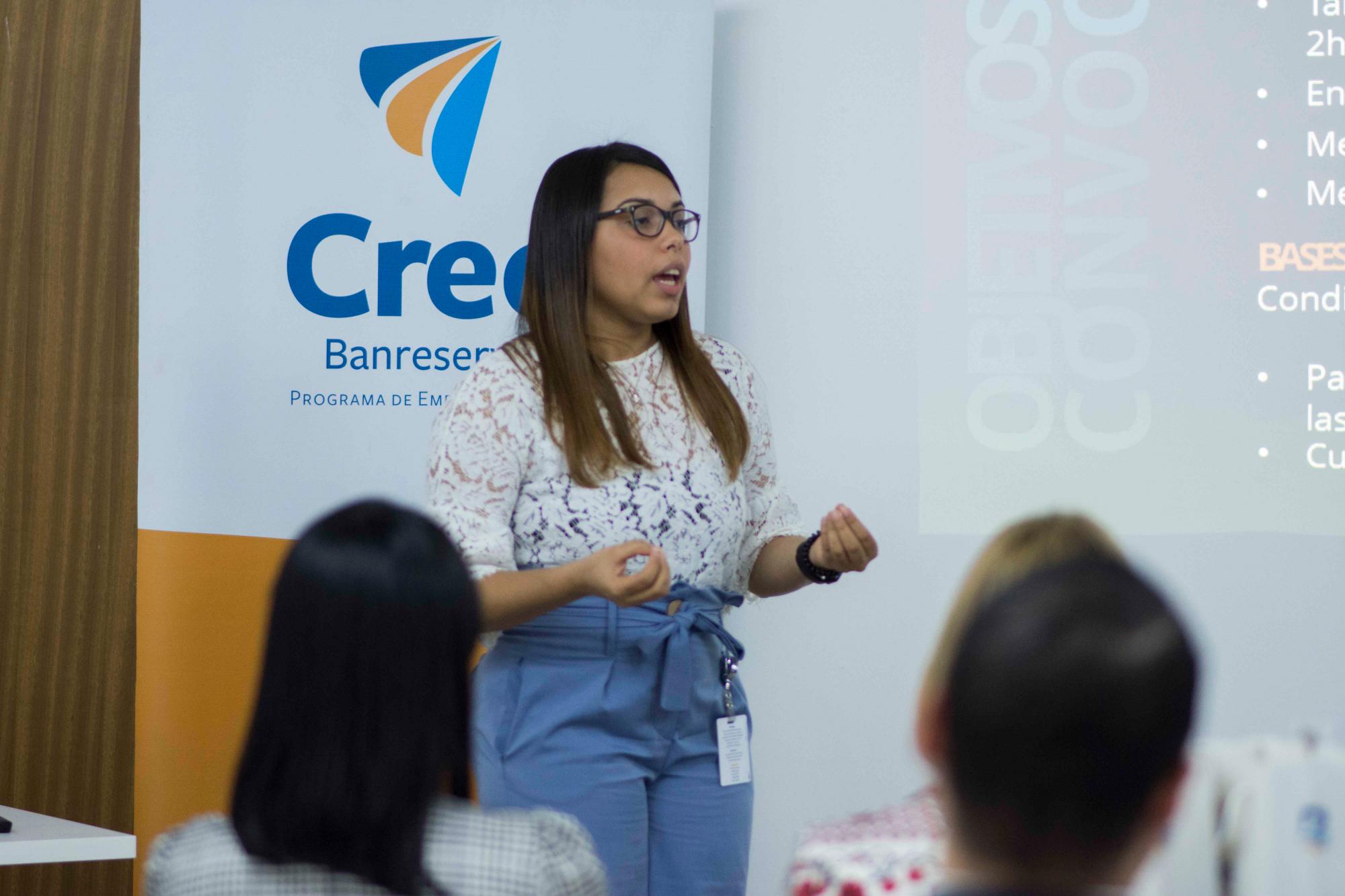 Jóvenes emprendedores reciben instrucciones para sus proyectos por Luz González, facilitadora del programa CREE Banreservas. 